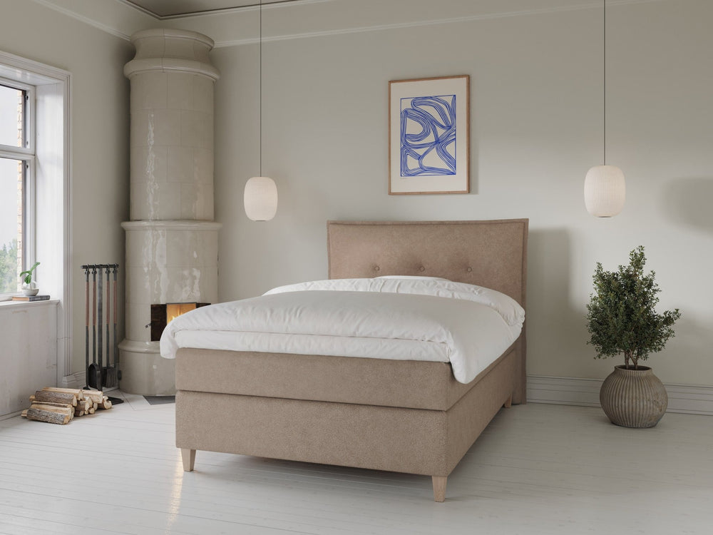 Snefrid Fjord 140x210 Bouclé latte Nordic Dream tilbyder senge med skandinavisk design og højkvalitets materialer. Oplev perfekt komfort for en god nattesøvn. Bestil din i dag!