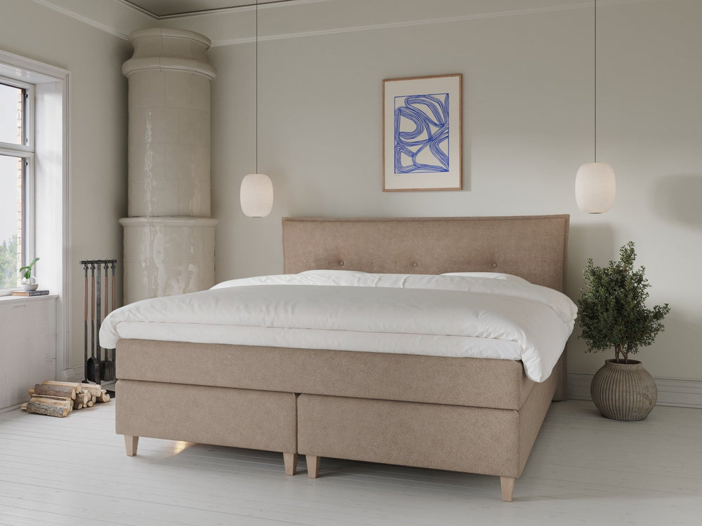 Snefrid Fjord 200x200 Bouclé latte Nordic Dream tilbyder senge med skandinavisk design og højkvalitets materialer. Oplev perfekt komfort for en god nattesøvn. Bestil din i dag!