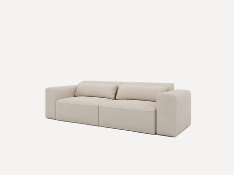 Beige stofsofa med bløde kvadratiske armlæn og løse rygpuder, minimalistisk design