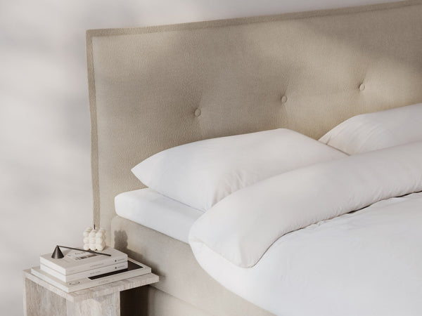 Alva Älv 220x220 Bouclé latte Nordic Dream tilbyder senge med skandinavisk design og højkvalitets materialer. Oplev perfekt komfort for en god nattesøvn. Bestil din i dag!