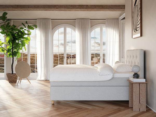 Nora Nordlys 140x200 Bouclé cream Nordic Dream tilbyder senge med skandinavisk design og højkvalitets materialer. Oplev perfekt komfort for en god nattesøvn. Bestil din i dag!