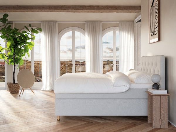 Nora Nordlys 160x210 Bouclé cream Nordic Dream tilbyder senge med skandinavisk design og højkvalitets materialer. Oplev perfekt komfort for en god nattesøvn. Bestil din i dag!