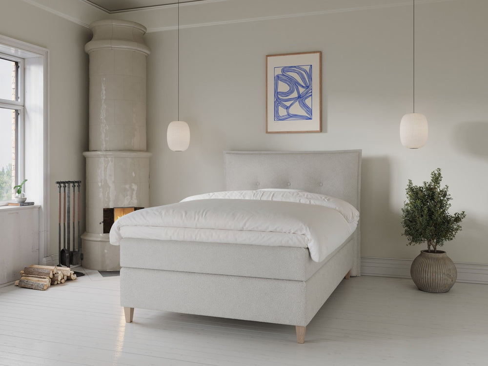 Snefrid Fjäll 140x210 Bouclé cream Nordic Dream tilbyder senge med skandinavisk design og højkvalitets materialer. Oplev perfekt komfort for en god nattesøvn. Bestil din i dag!