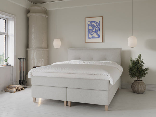 Snefrid Fjäll 160x210 Bouclé cream Nordic Dream tilbyder senge med skandinavisk design og højkvalitets materialer. Oplev perfekt komfort for en god nattesøvn. Bestil din i dag!