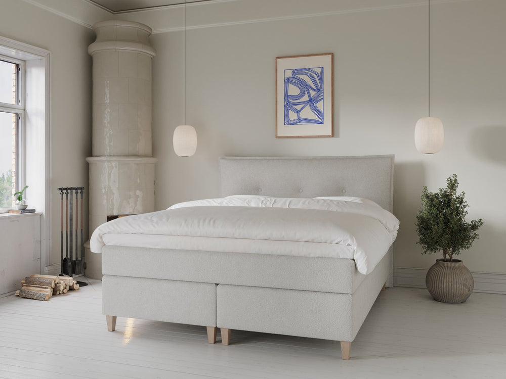 Snefrid Fjord 160x210 Bouclé cream Nordic Dream tilbyder senge med skandinavisk design og højkvalitets materialer. Oplev perfekt komfort for en god nattesøvn. Bestil din i dag!