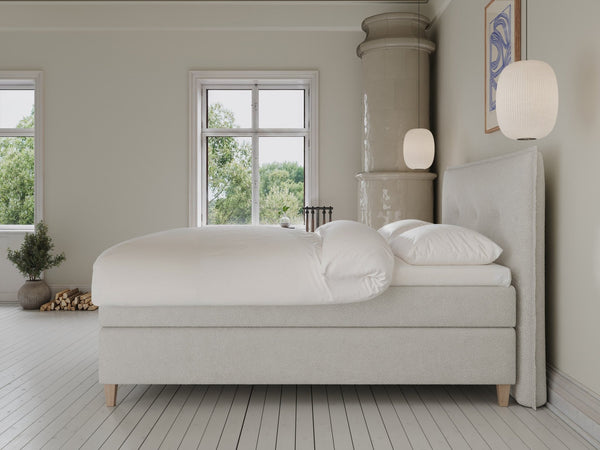 Snefrid Fjäll 160x210 Bouclé cream Nordic Dream tilbyder senge med skandinavisk design og højkvalitets materialer. Oplev perfekt komfort for en god nattesøvn. Bestil din i dag!