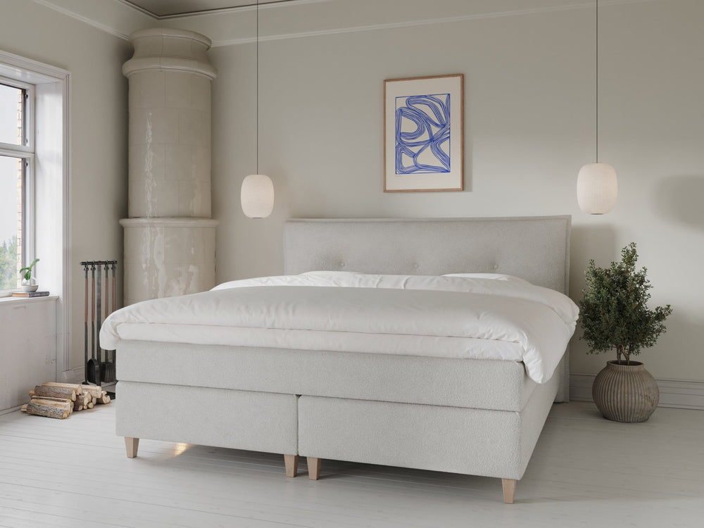 Snefrid Fjäll 210x210 Bouclé cream Nordic Dream tilbyder senge med skandinavisk design og højkvalitets materialer. Oplev perfekt komfort for en god nattesøvn. Bestil din i dag!