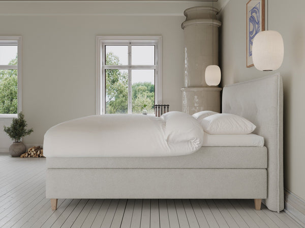 Snefrid Fjäll 210x210 Bouclé cream Nordic Dream tilbyder senge med skandinavisk design og højkvalitets materialer. Oplev perfekt komfort for en god nattesøvn. Bestil din i dag!