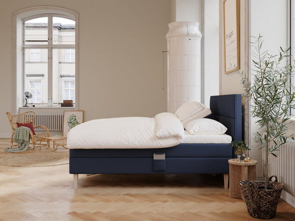 Ragna Älv 160x200 Dyb blå Nordic Dream tilbyder senge med skandinavisk design og højkvalitets materialer. Oplev perfekt komfort for en god nattesøvn. Bestil din i dag!