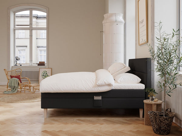 Ragna Älv 210x210 Antracit Nordic Dream tilbyder senge med skandinavisk design og højkvalitets materialer. Oplev perfekt komfort for en god nattesøvn. Bestil din i dag!