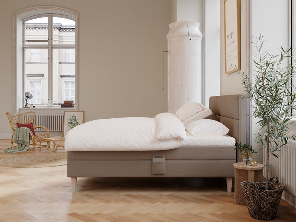 Ragna Älv 210x210 Brun Nordic Dream tilbyder senge med skandinavisk design og højkvalitets materialer. Oplev perfekt komfort for en god nattesøvn. Bestil din i dag!