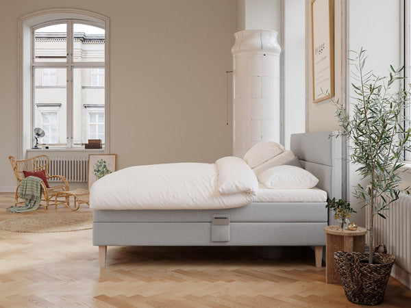 Ragna Älv 210x210 Lys grå Nordic Dream tilbyder senge med skandinavisk design og højkvalitets materialer. Oplev perfekt komfort for en god nattesøvn. Bestil din i dag!