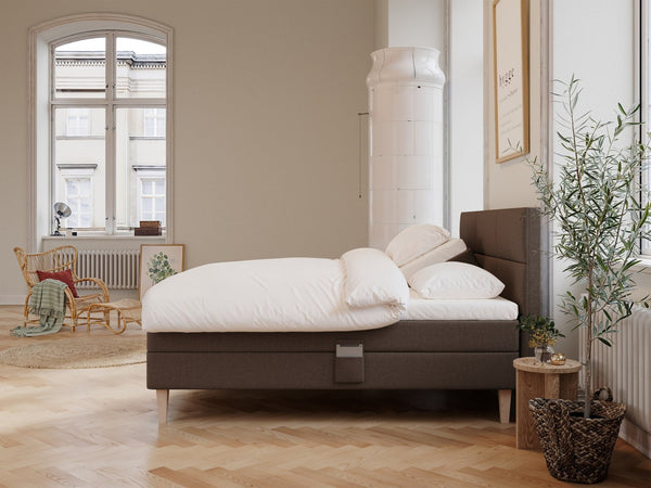 Ragna Älv 210x210 Mørk brun Nordic Dream tilbyder senge med skandinavisk design og højkvalitets materialer. Oplev perfekt komfort for en god nattesøvn. Bestil din i dag!