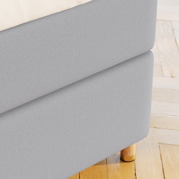 Alva Fjäll 220x220 Lys grå Nordic Dream tilbyder senge med skandinavisk design og højkvalitets materialer. Oplev perfekt komfort for en god nattesøvn. Bestil din i dag!