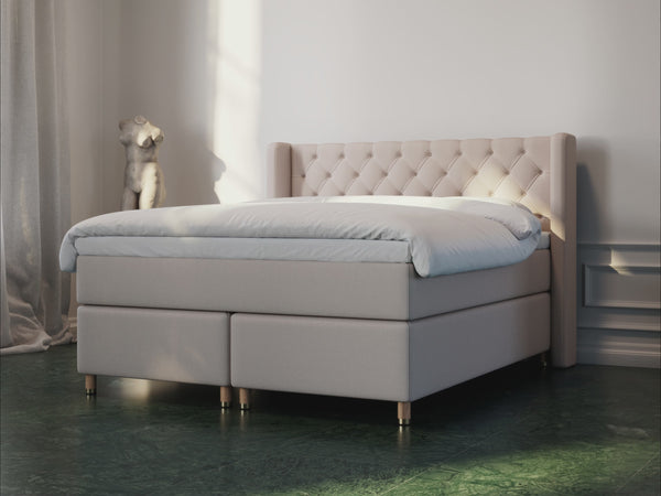 Eira Fjord 220x220 Bouclé latte Nordic Dream tilbyder senge med skandinavisk design og højkvalitets materialer. Oplev perfekt komfort for en god nattesøvn. Bestil din i dag!