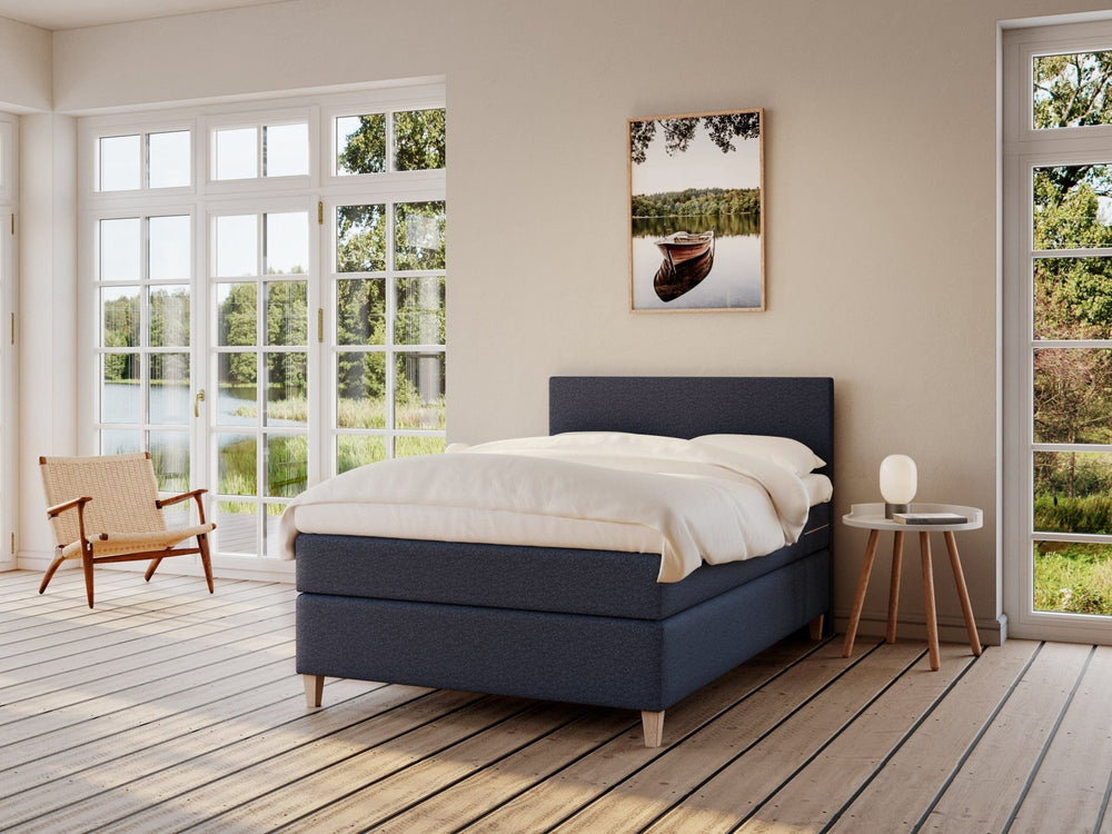 Snefrid Fjäll 120x200 Dyb blå Nordic Dream tilbyder senge med skandinavisk design og højkvalitets materialer. Oplev perfekt komfort for en god nattesøvn. Bestil din i dag!