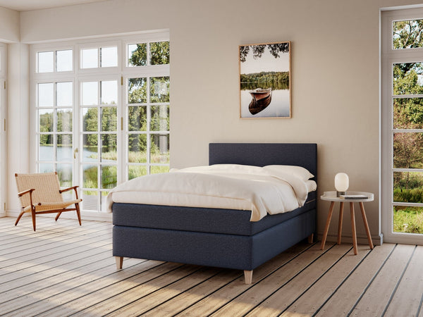 Snefrid Fjäll 140x200 Dyb blå Nordic Dream tilbyder senge med skandinavisk design og højkvalitets materialer. Oplev perfekt komfort for en god nattesøvn. Bestil din i dag!