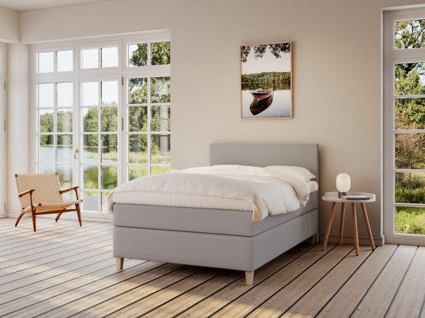 Snefrid Fjäll 140x210 Lys grå Nordic Dream tilbyder senge med skandinavisk design og højkvalitets materialer. Oplev perfekt komfort for en god nattesøvn. Bestil din i dag!