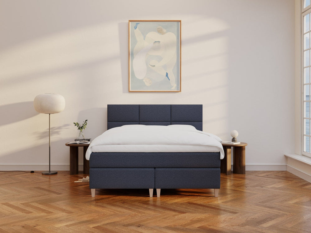 Snefrid Älv 160x200 Dyb blå Nordic Dream tilbyder senge med skandinavisk design og højkvalitets materialer. Oplev perfekt komfort for en god nattesøvn. Bestil din i dag!