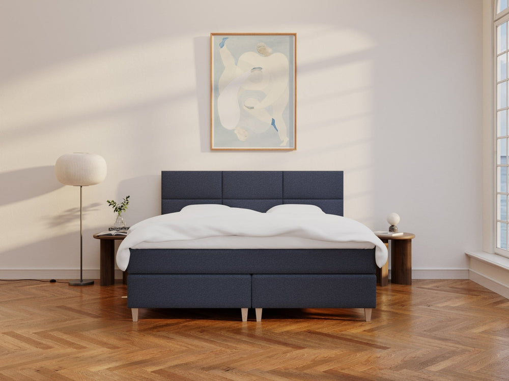 Snefrid Älv 210x210 Dyb blå Nordic Dream tilbyder senge med skandinavisk design og højkvalitets materialer. Oplev perfekt komfort for en god nattesøvn. Bestil din i dag!