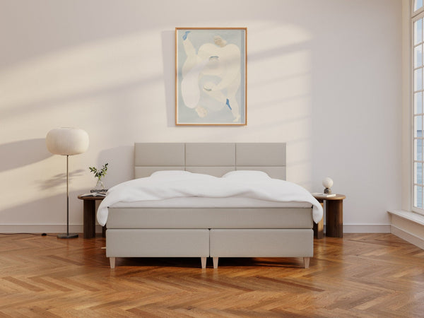 Snefrid Älv 210x210 Sand Nordic Dream tilbyder senge med skandinavisk design og højkvalitets materialer. Oplev perfekt komfort for en god nattesøvn. Bestil din i dag!