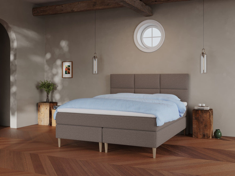 Svanhild Fjord 180x210 Mørk brun Nordic Dream tilbyder senge med skandinavisk design og højkvalitets materialer. Oplev perfekt komfort for en god nattesøvn. Bestil din i dag!